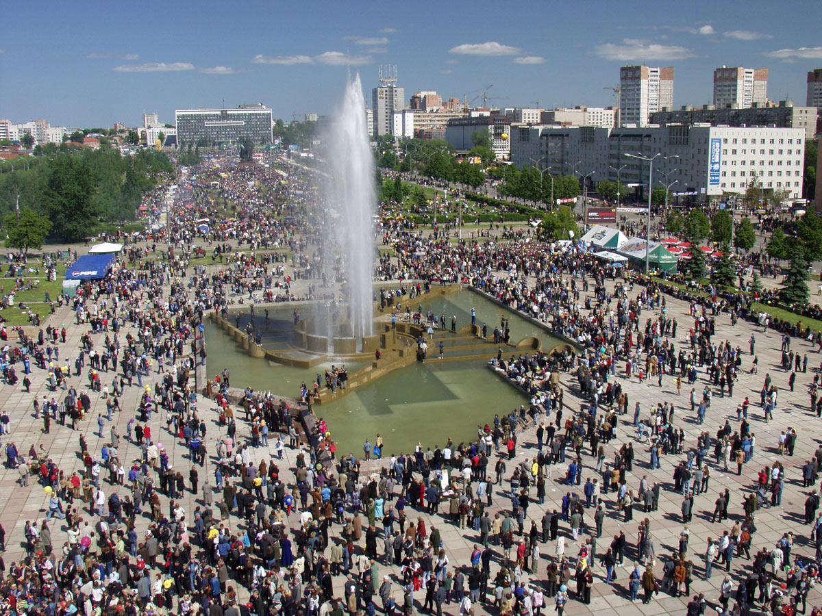 Население города екатеринбург. Площадь г.Пермь. Эспланада Пермь праздник. Население города Пермь. Население площадь Перми.